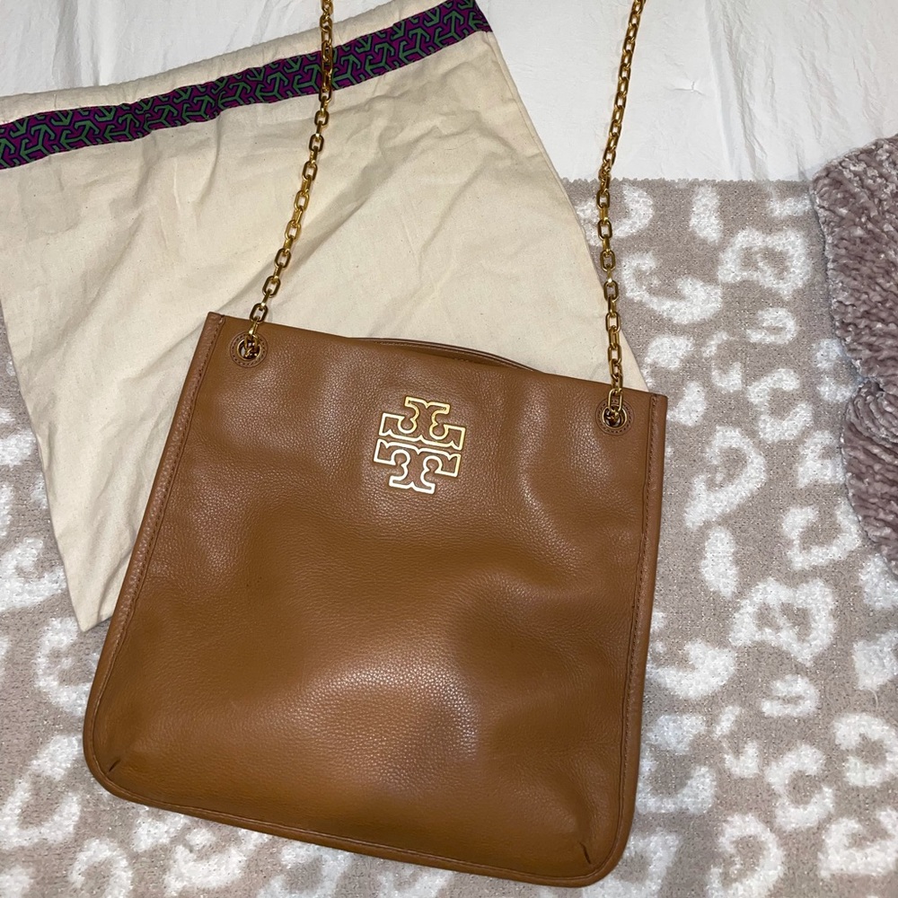 Tory Burch Britten Swingpack in Bark Leather